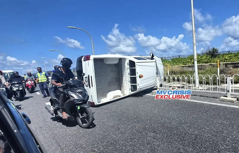 ހައިވޭގައި ވެހިކަލެއް ފުރޮޅާލައި ދެ މީހަކަށް އަނިޔާވެއްޖެ