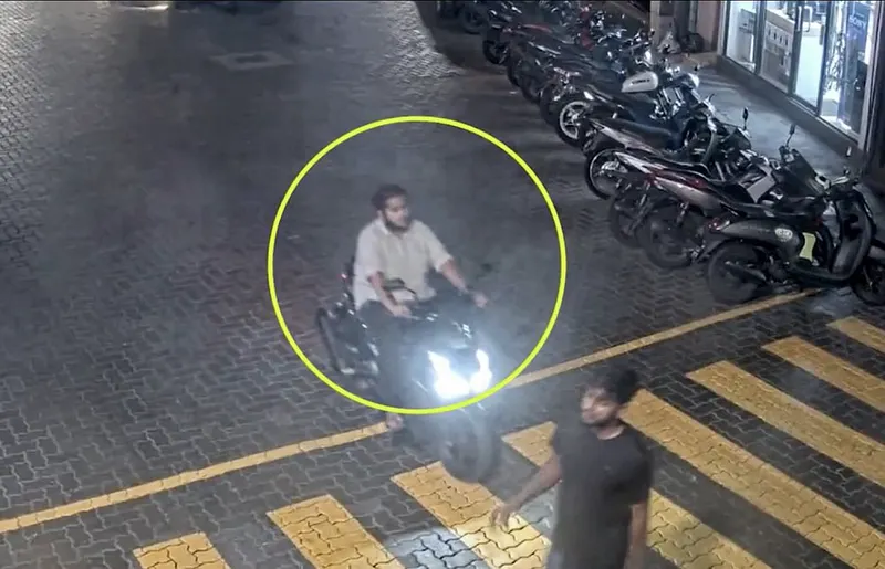 ކަފި ހުރަސްކުރި މީހެއްގެ ގައިގައި ސައިކަލުން ޖައްސައި ފިލި މީހަކު ހޯދަނީ