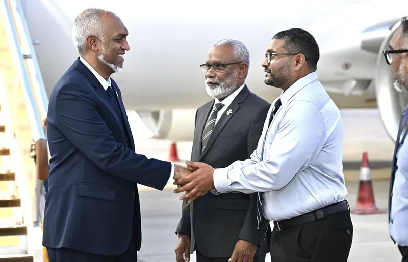 އުމްރާގެ އަޅުކަމަށްފަހު ރައީސްގެ ދެކަނބަލުން ރާއްޖެ ވަޑައިގެންފި