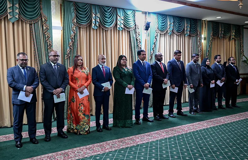 މިނިސްޓްރީތައް 15 އަށް މަދުކޮށް، ކެބިނެޓް އަލުން އެކުލަވާލައިފި