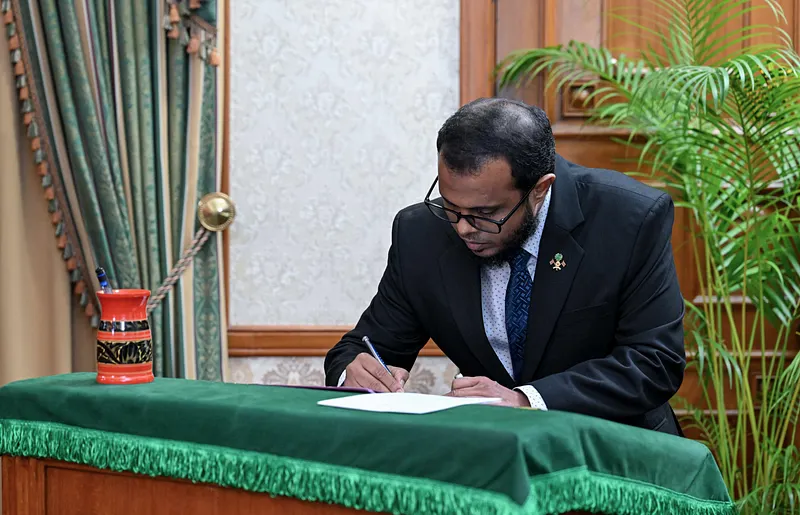 މިނިސްޓަރު އަލީ ޝަރީފް ކުރިން ކުރެއްވި ޕޯސްޓްތަކާ ހެދި އާއްމުންގެ ނުރުހުން