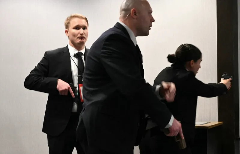 ޓްރަމްޕު ބައިވެރިވި ހަފްލާއެއްގައި ބަޑިޖަހައިފި