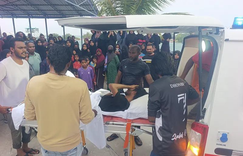 ފީއަލީގައި ފުރާޅު ސާފުކުރަން އުޅުނު ދެބެއިން ކަރަންޓުގައި ޖެހި، ފަރުވާދެނީ