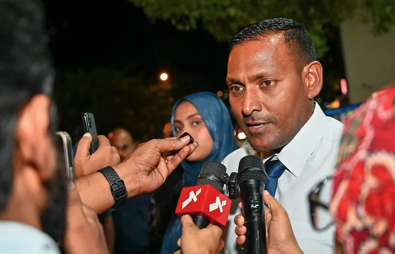 އީޝާ ތަހުގީގަށް އެއްބާރުލުން ދީ، ހުރިހާ ވާހަކައެއް ކިޔައިދޭން ނިންމައިފި