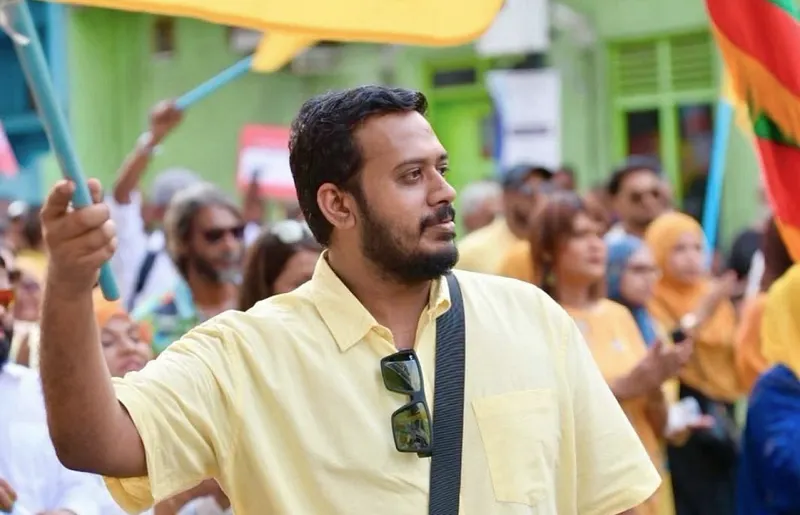 ފުލުހެއްގެ ގައިގައި ޖެހި ކަމުގެ ތުހުމަތުގައި މައިމޫން ފުލުހަށް ހާޒިރުކުރަނީ