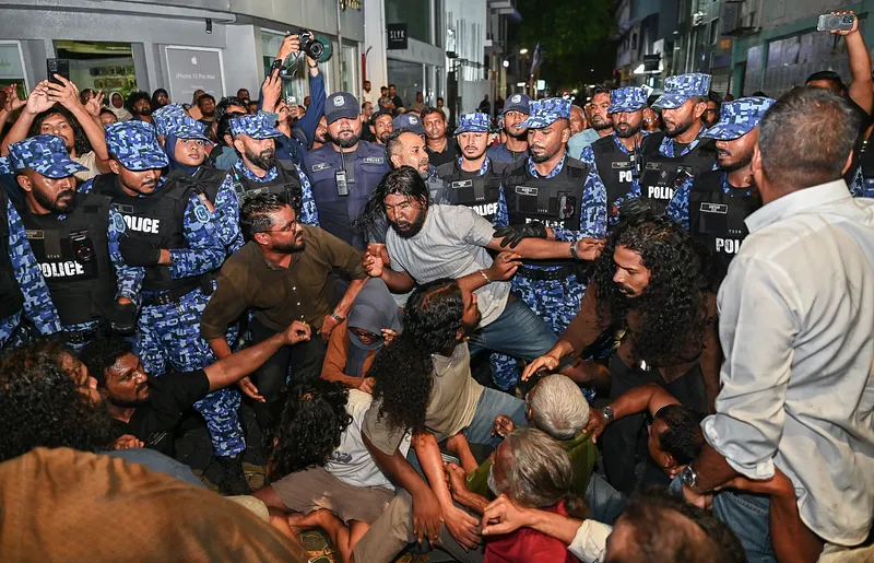 ސަރަހައްދުން ބޭރުގައި ކުރާ މުޒާހަރާތައް ރޫޅާލާނަން: ޕޮލިސް