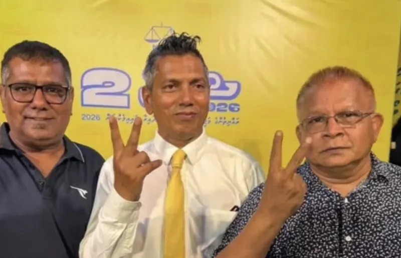 ސޯބެއާ އެކު ފޮޓޯއެއް ނެގި ފަހުން ޓްރާންސްޕޯޓް ސޭފްޓީ ބޯޑުގެ ޑިރެކްޓަރުގެ މަގާމު އުވާލައިފި