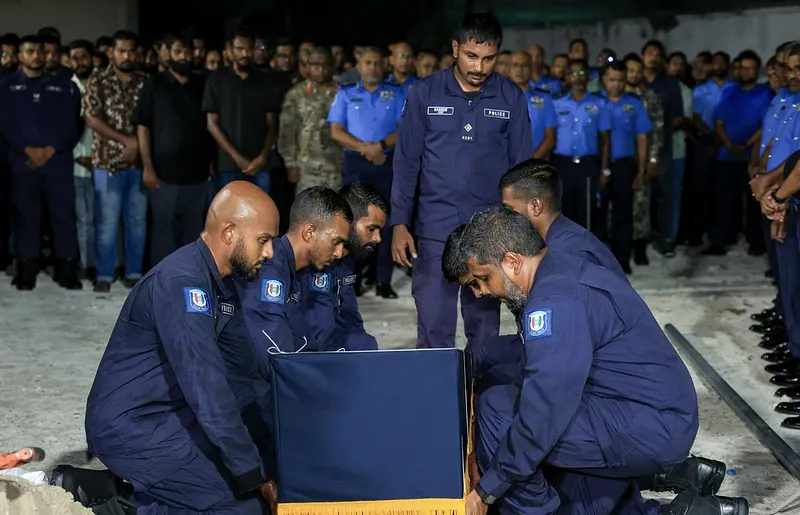 އާސިފް، ރަސްމީ އިއްޒަތުގައި ވަޅުލައިފި
