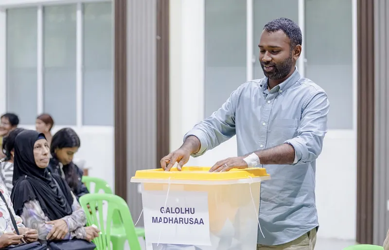 މީކާއިލްގެ ތުހުމަތުތައް ނަޝީދުގެ ސަޕޯޓަރުންނަށް!