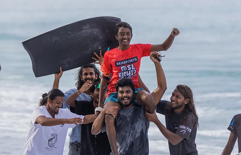 ތަޖުރިބާކާރު ޖާއްޓެ ބަލިކޮށް، އުމުރުން 15 އަހަރުގެ ޖިވާއު ބޮޑީބޯޑިން ޗެމްޕިއަންކަން ހޯދައިފި