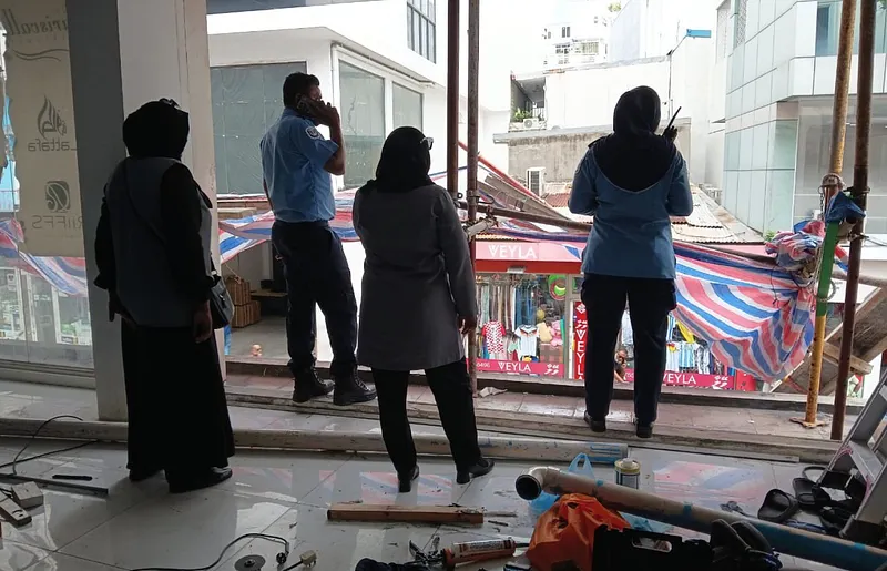 އިމާރާތަކުން ބަޔަކު ވެއްޓުނު މައްސަލާގައި ކުންފުނި ޖޫރިމަނާ