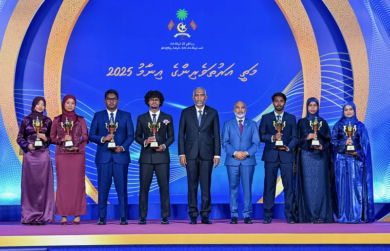 ވަކި މާއްދާތަކުން ދުނިޔޭގެ 1 ވަނަ ހަތަރު ދަރިވަރަކަށް، ރައީސްގެ ސްކޮލާޝިޕް ހަތް ދަރިވަރަކަށް