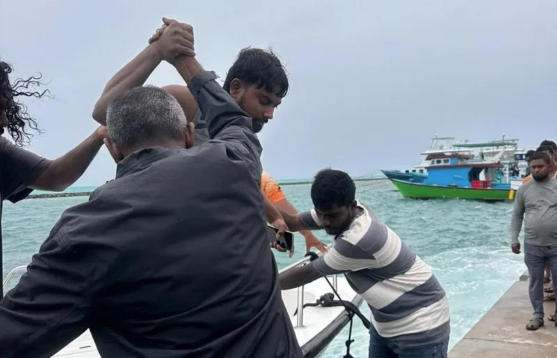 ބަންޑުން ޖަހާލި ކޮޅުވެއްޓިން ސަލާމަތްކުރި 8 މީހުން ގާފަރަށް، ގެއްލުނު ދެ މީހުން އަދިވެސް ނުފެނޭ!