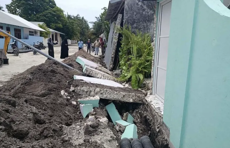 މަގު ހަދަން ކޮންނަނިކޮށް ފާރެއް ވެއްޓި މީހަކަށް އަނިޔާވެެގެން ފަރުވާދެނީ