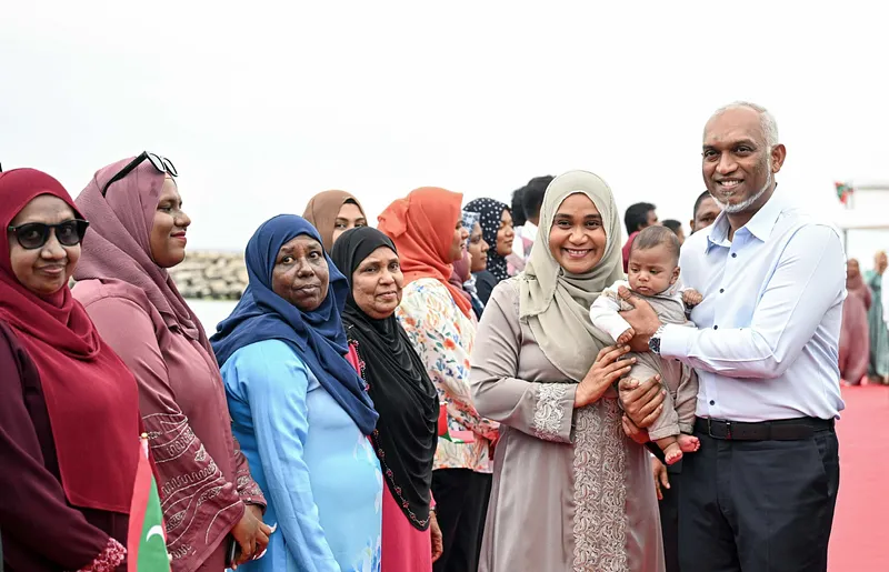 ރައީސްގެ ދެކަނބަލުން އުކުޅަހަށް ވަޑައިގެންފި