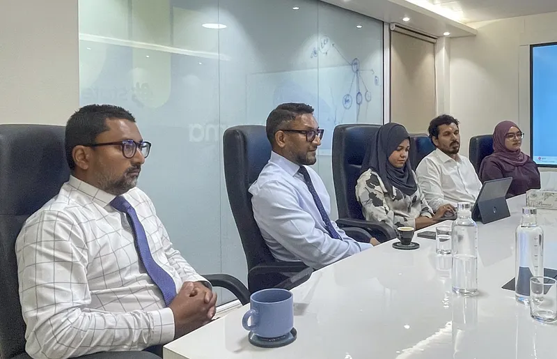 ސްޓޭޓް ފާމާއިން އެސްޓްރަޒެނިކާއާ އެކު މަސައްކަތް ކުރަނީ