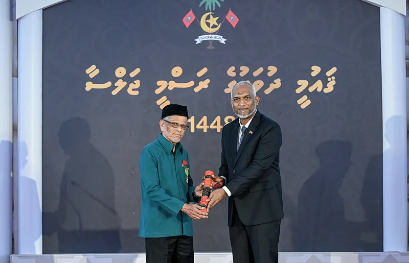 ދިވެހި ދައުލަތުގެ އިއްޒަތް ކަށިމާ އަހުމަދު ޝާކިރަށް