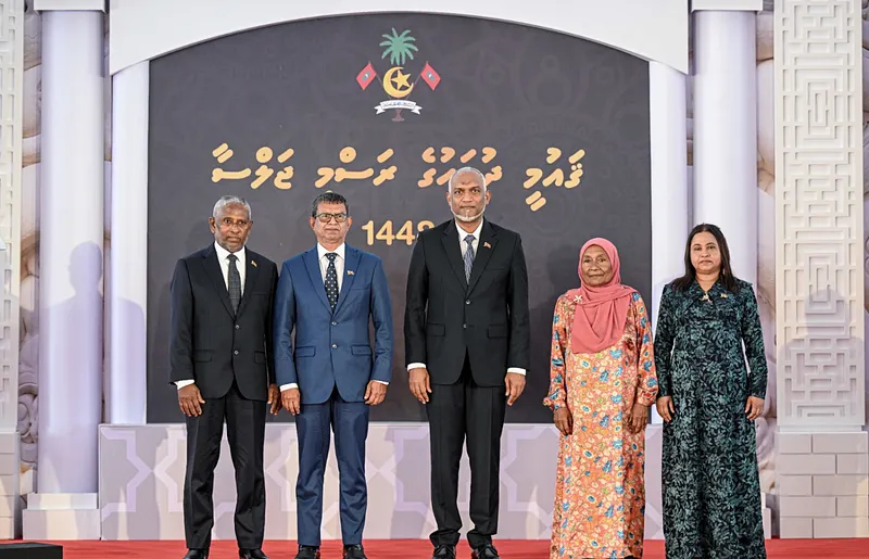 ޝަރަފުވެރިކަމުގެ ގައުމީ އިނާމު ތިން ބޭފުޅަކާއި ޝީއަށް