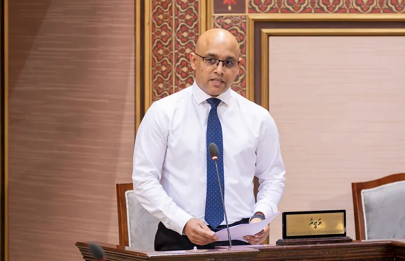 ވަޒީފާ ދޫކޮށްލައި މަސައްކަތް ފަށަން 600 މިލިއަނުގެ ފަންޑެއް