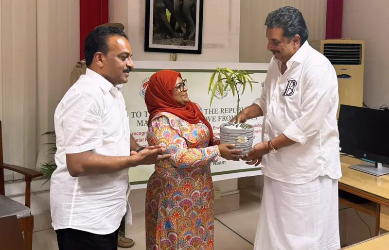 ކެރެލާއިން ރާއްޖެއަށް 600 އަނބުގަހާއި 600 ހައިވަކަރު ގަސް ހަދިޔާކޮށްފި