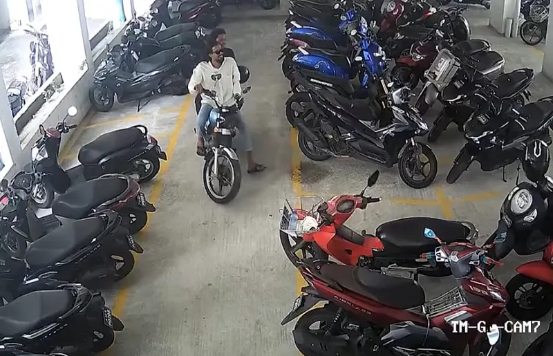 ހެލްމެޓެއް ވަގަށް ނެގި ދެ މީހަކު ހޯދަން ވީޑިއޯ އާންމުކޮށްފި
