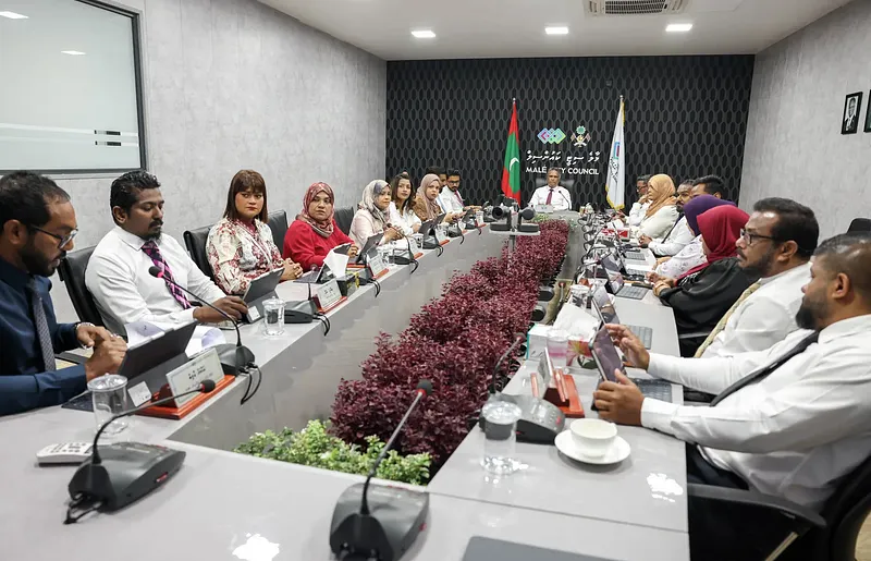 ލެޑް ސްކްރީންތަކުން ދަންވަރު އަޑުގަދަކޮށް އިޝްތިހާރު ދައްކާ ޝަކުވާ ބޮޑުވެ، ކައުންސިލުން އުސޫލެއް ހަދަނީ