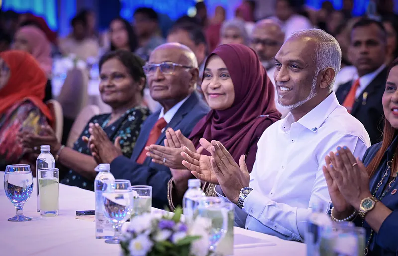 ރައީސްގެ ދެކަނބަލުން ނުރަސްމީ ދަތުރުފުޅެއްގައި ސިންގަޕޫރަށް