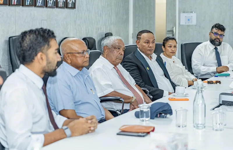 ޓޫރިޒަމް އިންޑަސްޓްރީގެ އިސް ބޭފުޅުންނާ މިނިސްޓަރުން ބައްދަލުކުރައްވައިފި