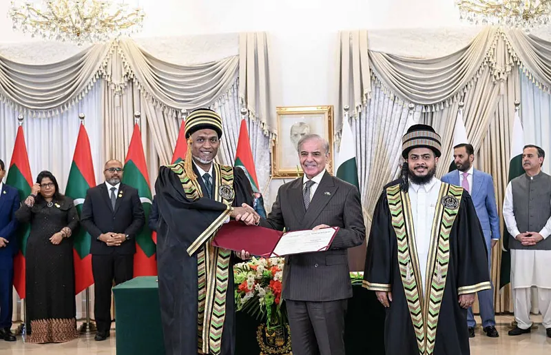 ޕާކިސްތާނުން ރައީސަށް އޮނަރަރީ ޑޮކްޓަރޭޓެއް އަރުވައިފި