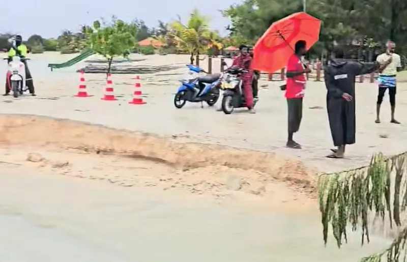 ބޯކޮށް ވާރޭވެހި ގެތަކަށް ފެންވަދެ، ކުޅުދުއްފުށީގެ ބޮޑު ސަރަހައްދެއް ފެނު އަޑީގައި
