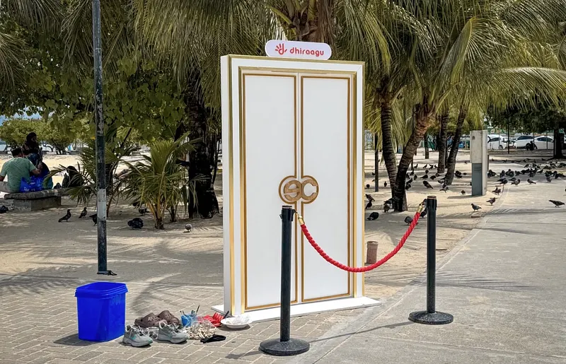 މި ދޮރުގެ ފަހަތުގައިވާ ސިއްރަކީ ކޮބާ؟