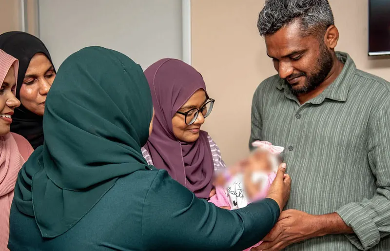 25 ހަފުތާގައި އުފަންވި ދަރިފުޅު ތިން މަހުގެ ފަރުވާއަށް ފަހު ގެއަށް