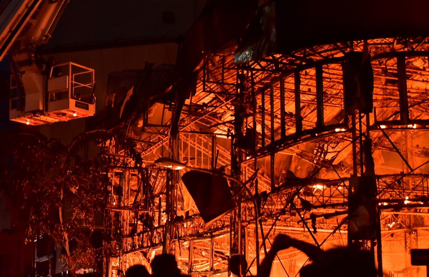 ކޯސްޓްލައިންގައި އަލިފާން ރޯވެ އަނދަމުން ދަނީ. މިއީ ރާއްޖޭގައި ހިނގި އެންމެ ބޮޑު އަލިފާނުގެ އެއް ހާދިސާ. --ފޮޓޯ: ނިޝާން އަލީ/މިހާރު