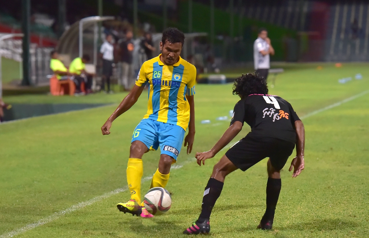 ޝާފީ (ވ) ވެލެންސިއާ އަށް ކުޅުނު މެޗެއްގެ ތެރެއިން ބޯޅަ ފޮނުވާލަނީ. -- ފޮޓޯ: ނިޝާން އަލީ/ މިހާރު