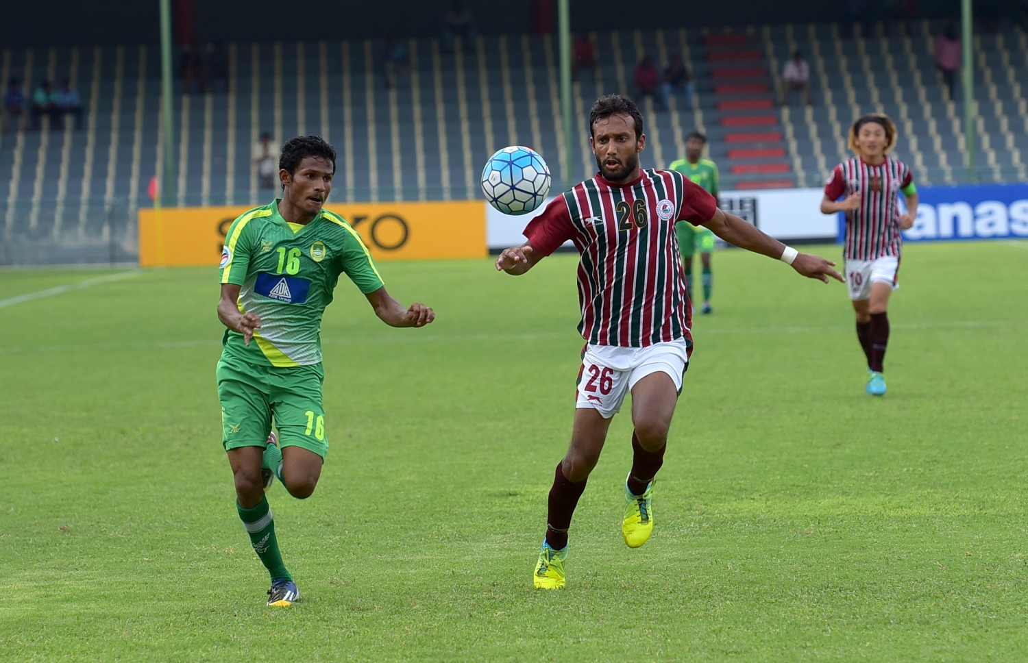 މޯހަން ބާގަން ކުޅުންތެރިއަކު ކައިރިން މާޒިޔާގެ ބޮކުރީ (ވ) ބޯޅަ ހިފައިގެންދަނީ.-- މިހާރު ފޮޓޯ: ނިޝާން އަލީ