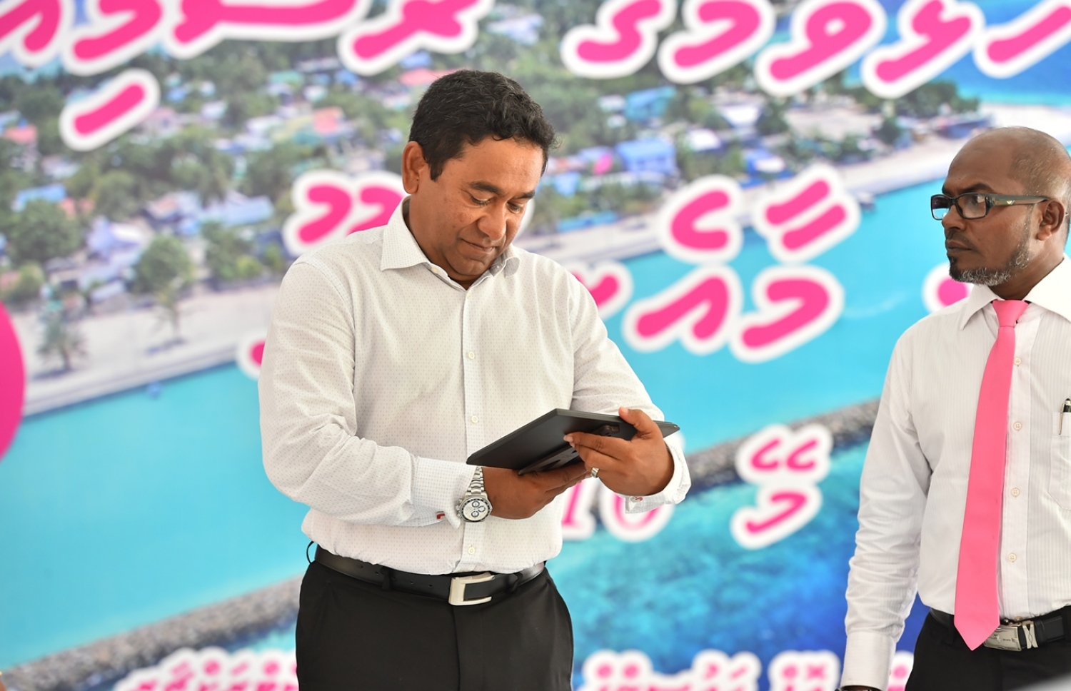 ދ. މާއެނބޫދޫ ބަނދަރު ހުޅުވުމުގެ ރަސްމިއްޔާތުގައި ރައީސް ޔާމީން: މަޝްރޫއެއް ނުހިނގާ ރަށެއް ނެތް ކަމަށް ޝައިނީ ވިދާޅުވި.---ފޮޓޯ: ރައީސް އޮފީސް