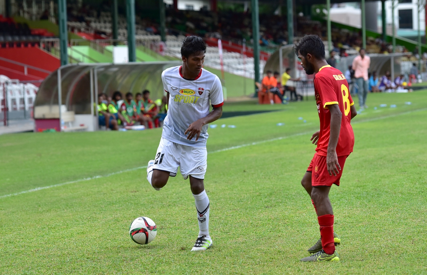 ވިކްޓަރީގެ އިފާޒު (ކ) ކައިރިން ބޯޅަ ހިފައިގެންދާން ޓީސީގެ ނާއިޒު މަސައްކަތްކުރަނީ.-- މިހާރު ފޮޓޯ: ނިޝާން އަލީ