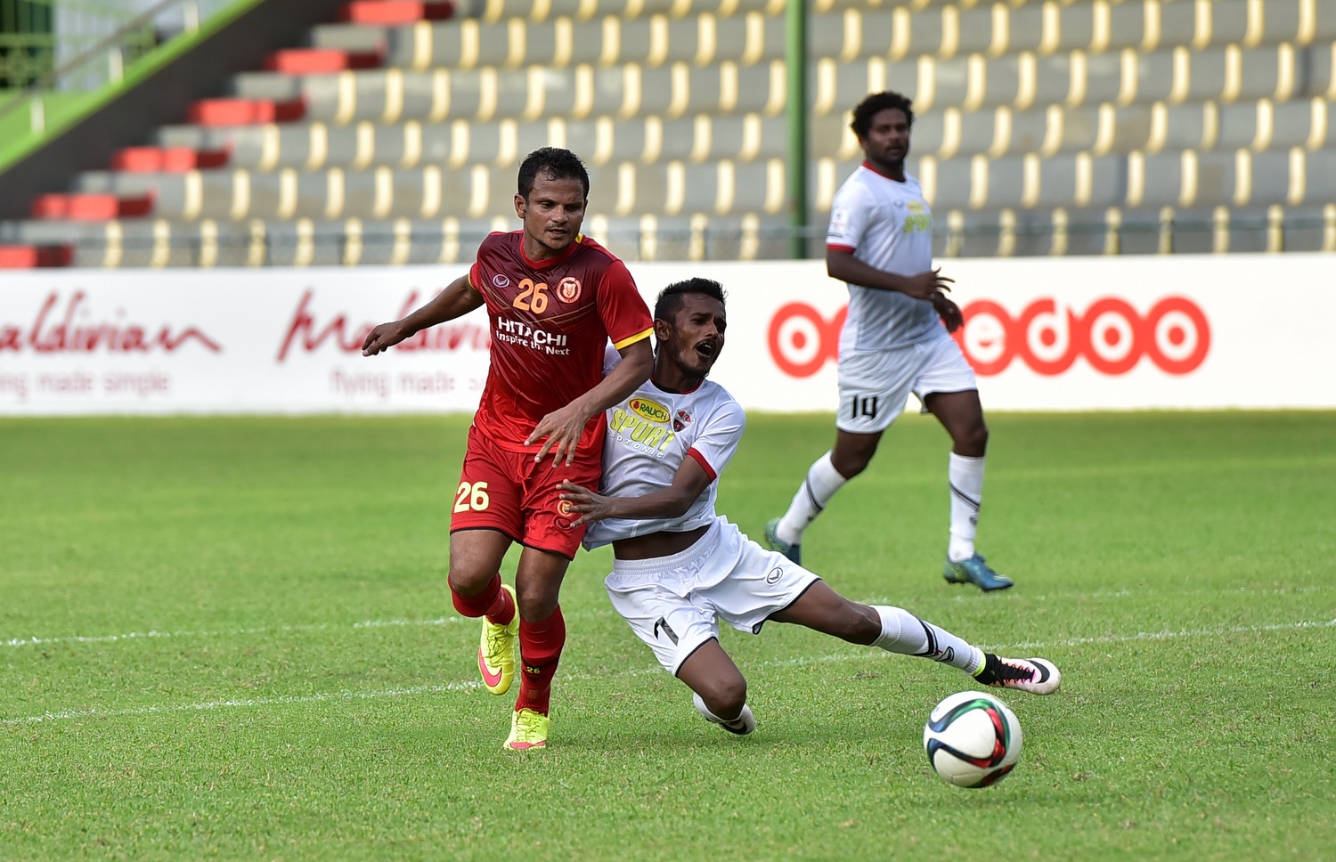 ވިކްޓަރީ ޖާޒީގައި އައްޔަ 2016 ގެ ދިވެހި ޕްރިމިއާ ލީގުގައި ޓީސީގެ ސެންޓޭ (ކ) އަތުން ބޯޅަ ހޯދަނީ.-- ފޮޓޯ: ނިޝާން އަލީ/ މިހާރު