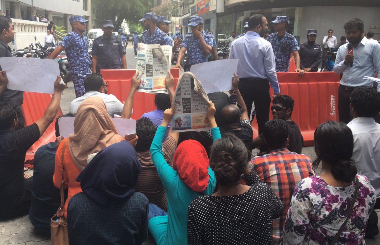 ނޫސްވެރިންނަށް ހުރި ދަތިތަކާ ދެކޮޅަށް ނޫސްވެރިން މިދިޔަ އޭޕްރީލް މަހު އަޑުއުފުލަނީ.