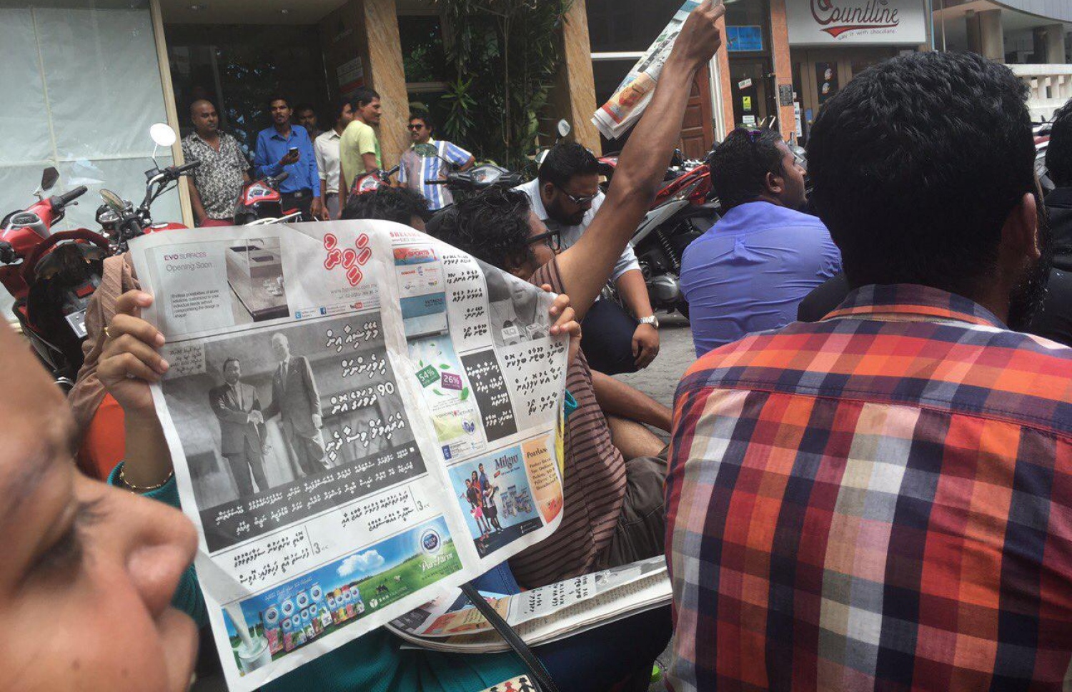 އޭޕްރީލް 3، 2016 ގައި ރައީސް އޮފީސް ކުރިމަތީގައި ނޫސްވެރިން ކުރި މުޒާހަރާ