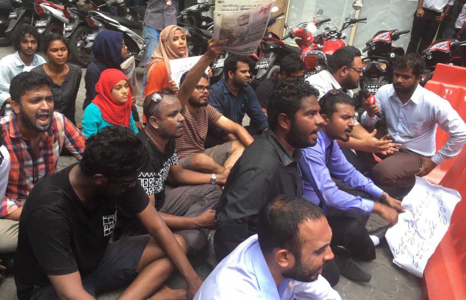 ނޫސްވެރިން މުޒާހަރާ ކުރަނީ. މި ބިލްގެ ސަބަބުން ނޫސްވެރި ކަމަށް އިތުރު ހުރަސްތަކެއް ކުރިމަތިވާނެ. --