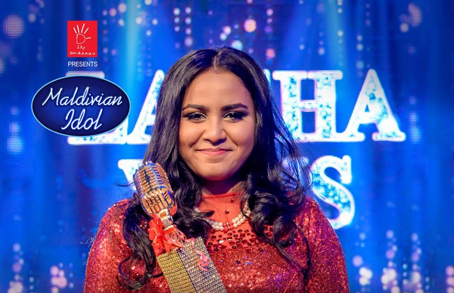 "މޯލްޑިވިއަން އައިޑޮލް" ގެ ފުރަތަމަ ސީޒަނުގެ ޓްރޮފީ އުފުލާލި ލައިޝާ ޖުނައިދު.