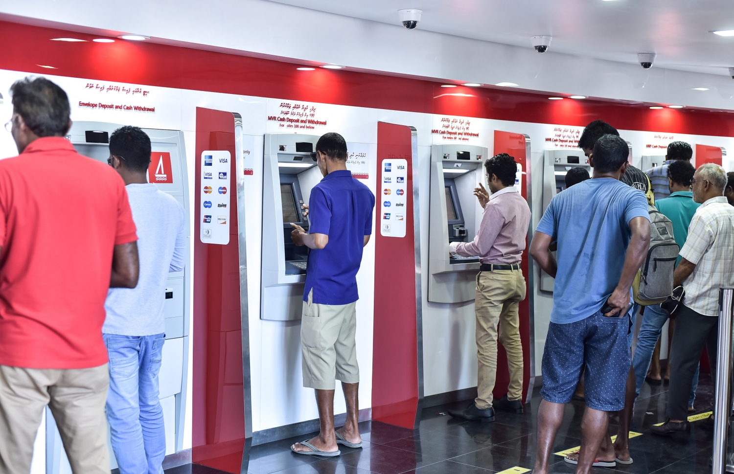 ބީއެމްއެލްގެ ޑޮލަރު އޭޓީއެމްއަކުން ބަޔަކު ޑޮލަރު ނަގަން މަޑުކޮށްލައިގެން: ޑޮލަރުގެ ވަގު ބާޒާރު ވަކިވަރެއްގައި ހިފެހެއްޓިފައި ހުރުމަކީ ކާމިޔާބެއް ކަމަށް ސަރުކާރުން ދެކޭ. -- ފޮޓޯ: ނިޝާން އަލީ/ މިހާރު