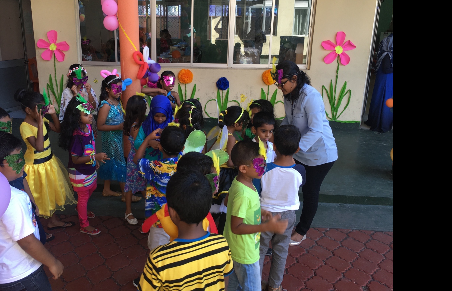 ޕްރީ ސްކޫލުގައި ކުޑަކުދިންތަކެއް ކުޅެނީ: ކުޑަކުދިން ދައްކާ ވާހަކައާ މެދު ސަމާލުވާން ޖެހޭ