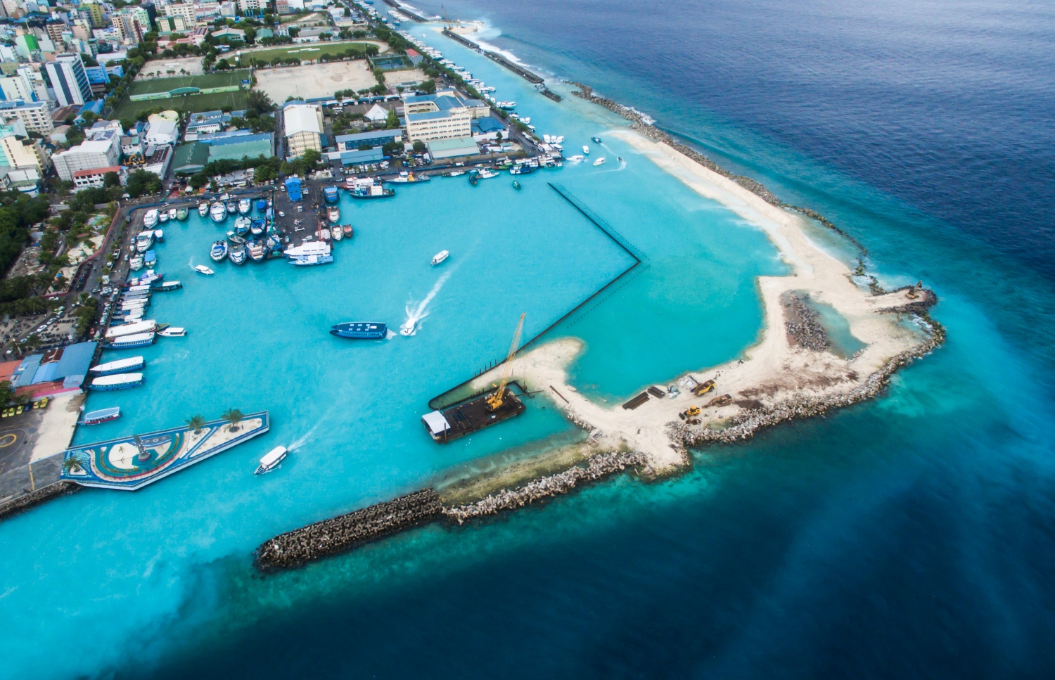 މާލޭގެ އިންޑަސްޓްރިއަލް ވިލެޖް ހަދާ ސަރަހައްދު: ކަނޑު ތޮއްޓަށް ބޮޑެތި ބަދަލުތަކެއް ވަނީ ގެނެސްފައި. -- މިހާރު ފޮޓޯ: ނިޝާން އަލީ