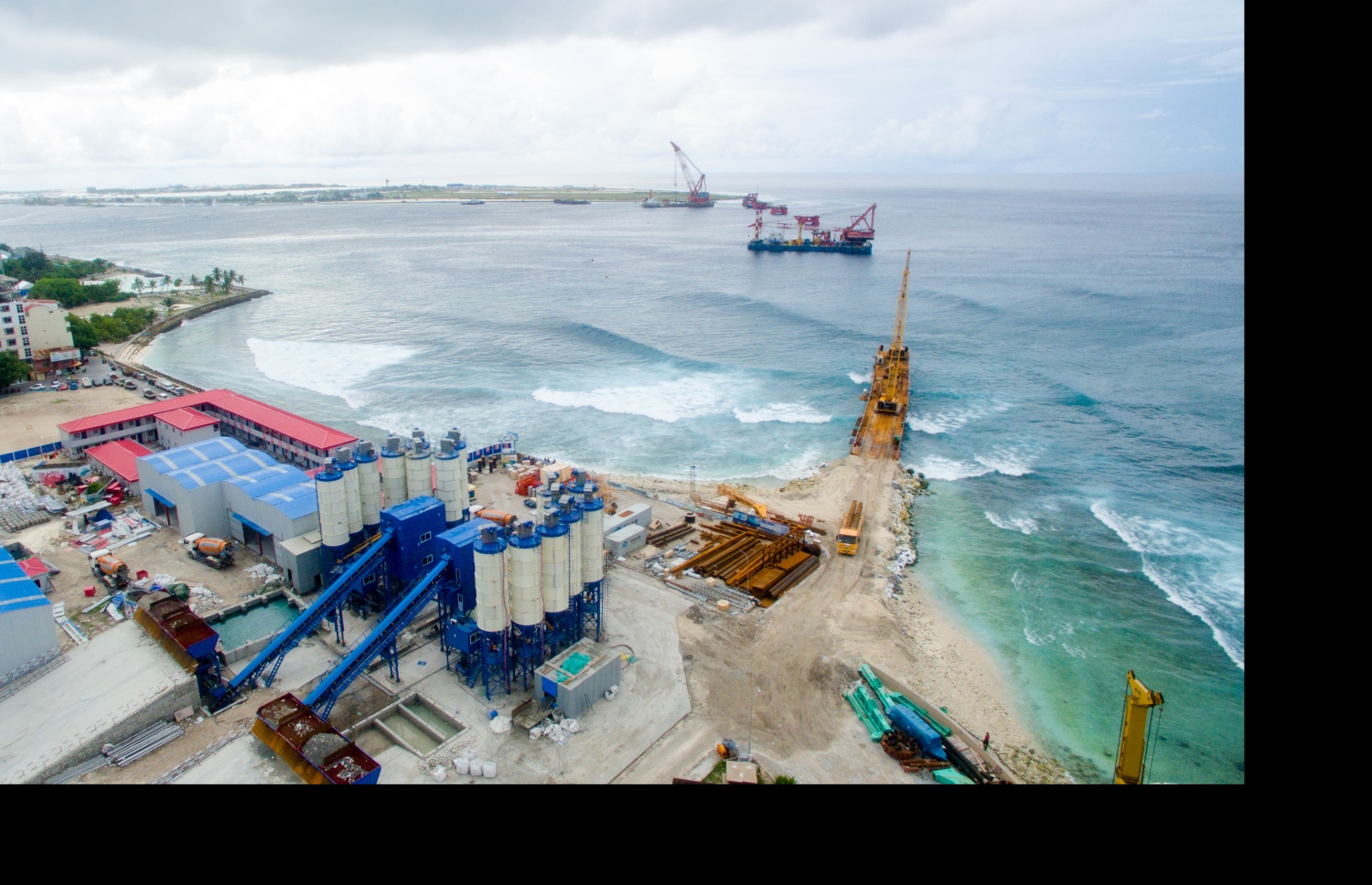 ބްރިޖް އަޅާ ސައިޓަށް ސާމާނު ޖަމާކޮށްފައި. -- ފޮޓޯ: މުހައްމަދު ޝަރުހާން/ މިހާރު