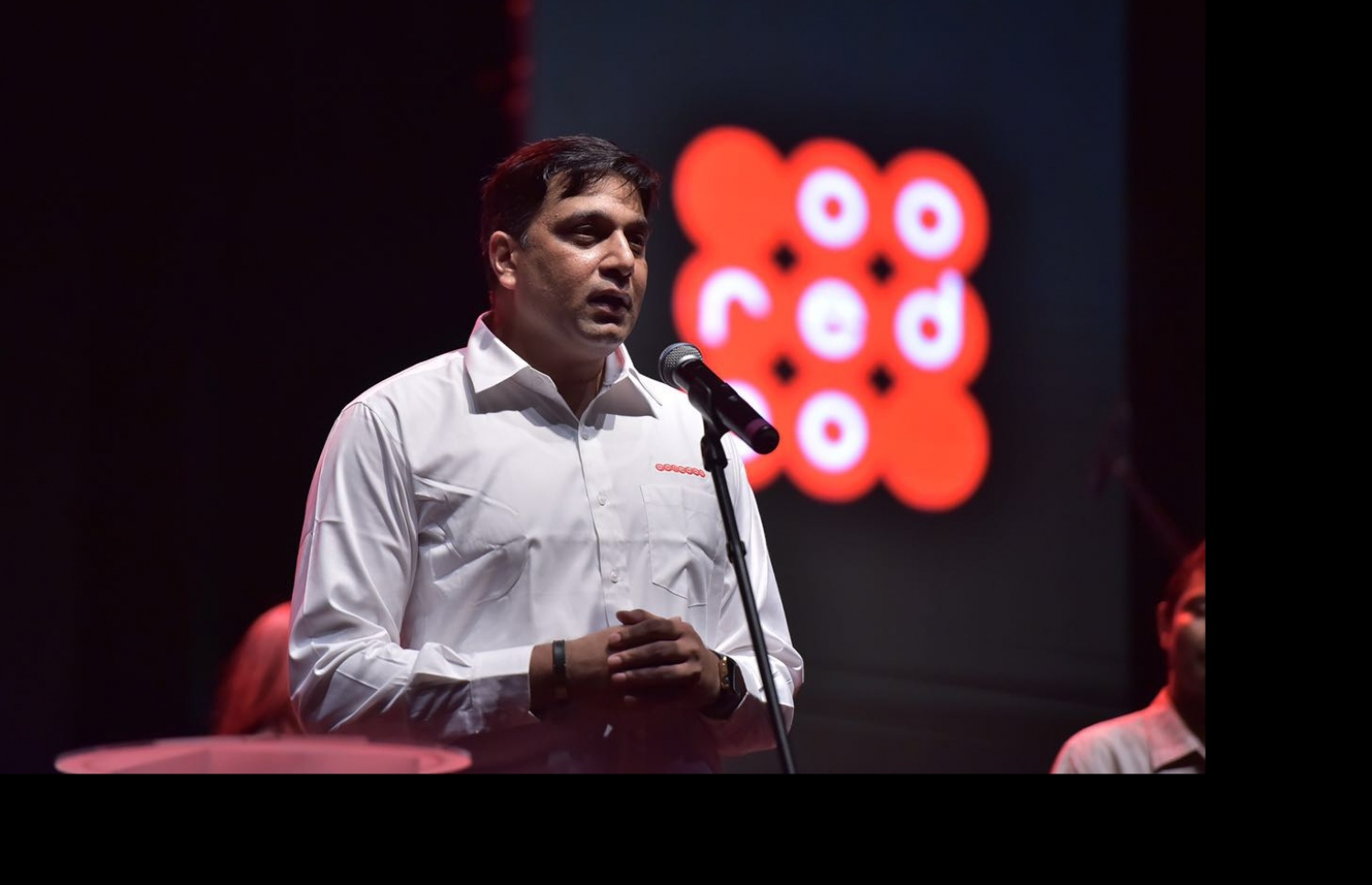 އާޓިފިޝަލް ބީޗުގައި ބޭއްވި އުރީދޫ މިއުޒިކް ނައިޓްގައި އުރީދޫގެ ސީއީއޯ ވިކްރަމް ސިންހާ ވާހަކަ ދައްކަވަނީ. -- މިހާރު ފޮޓޯ: ނިޝާން އަލީ