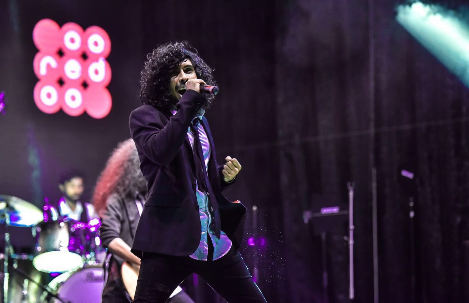 އާޓިފިޝަލް ބީޗުގައި ބޭއްވި އުރީދޫގެ މިއުޒިކް ނައިޓްގައި ލަވައެއް ހުށަހަޅައިދެނީ. -- މިހާރު ފޮޓޯ: ނިޝާން އަލީ