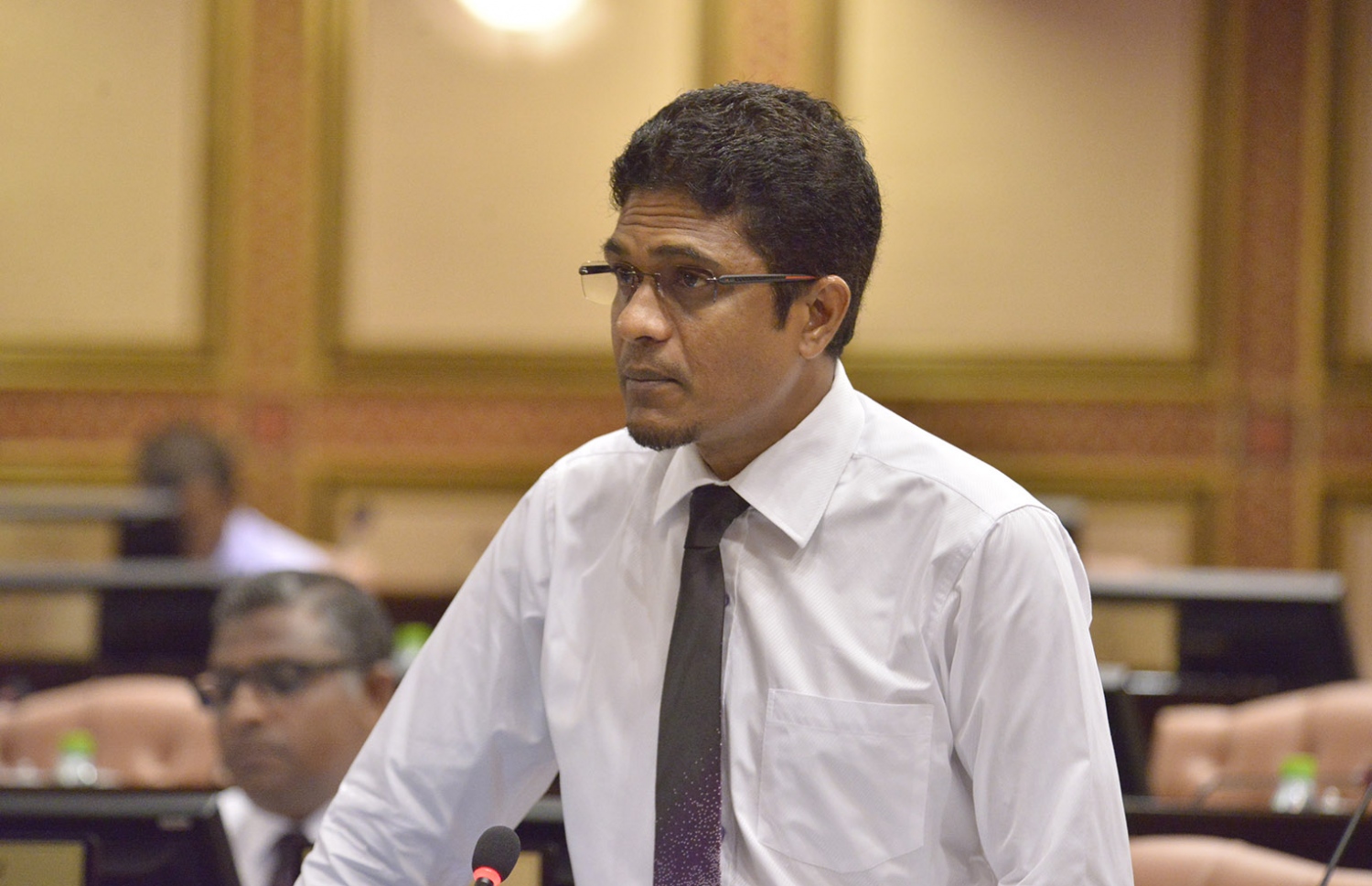 މާލެ: އޭޕްރީލް 18، 2016: ރައްޔިތުންގެ މަޖިލީސް ވިލިމާފަންނު ދާއިރާގެ މެމްބަރު އަހުމަދު ނިހާން މަޖިލީހުގައި ވާހަކަ ދައްކަވަނީ.-- ފޮޓޯ: މަޖިލިސް