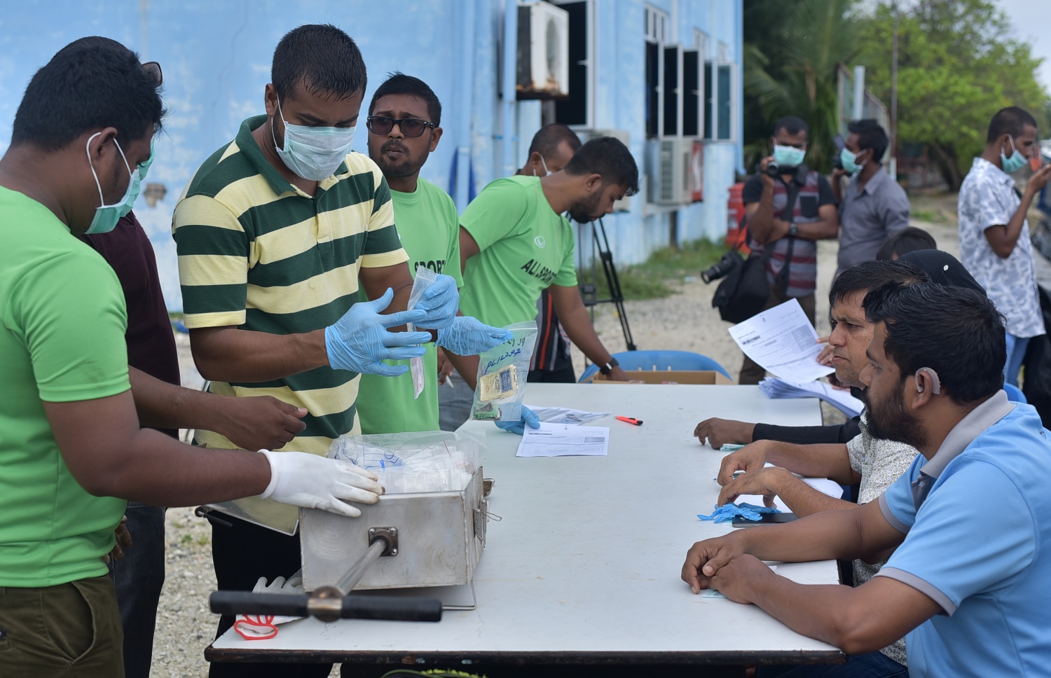 ފުލުހުން ހޯދި ބައެއް މަސްތުވާތަކެތި ނައްތާލުމުގެ މަސައްކަތް ދޫނިދޫގައި ކުރިއަށް ދަނީ: ފުލުހުން ކަންކަން ކުރާނީ ގައުމުގެ މަސްލަހަތަށް ބަލާފައި ކަމަށް ފަރުހާދު ވިދާޅުވި--. ފޮޓޯ: ނިޝާން އަލީ/ މިހާރު